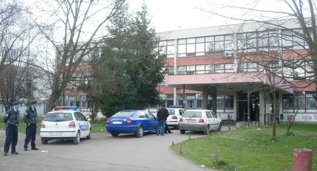 СЛУЧАЈ НАГИХ ФОТОГРАФИЈА: Ђаци насамарили свог професора